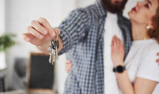 Para trzyma klucze do nowego mieszkania  
