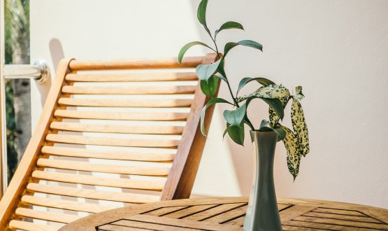 Drewniany stolik z zielonym wazonem